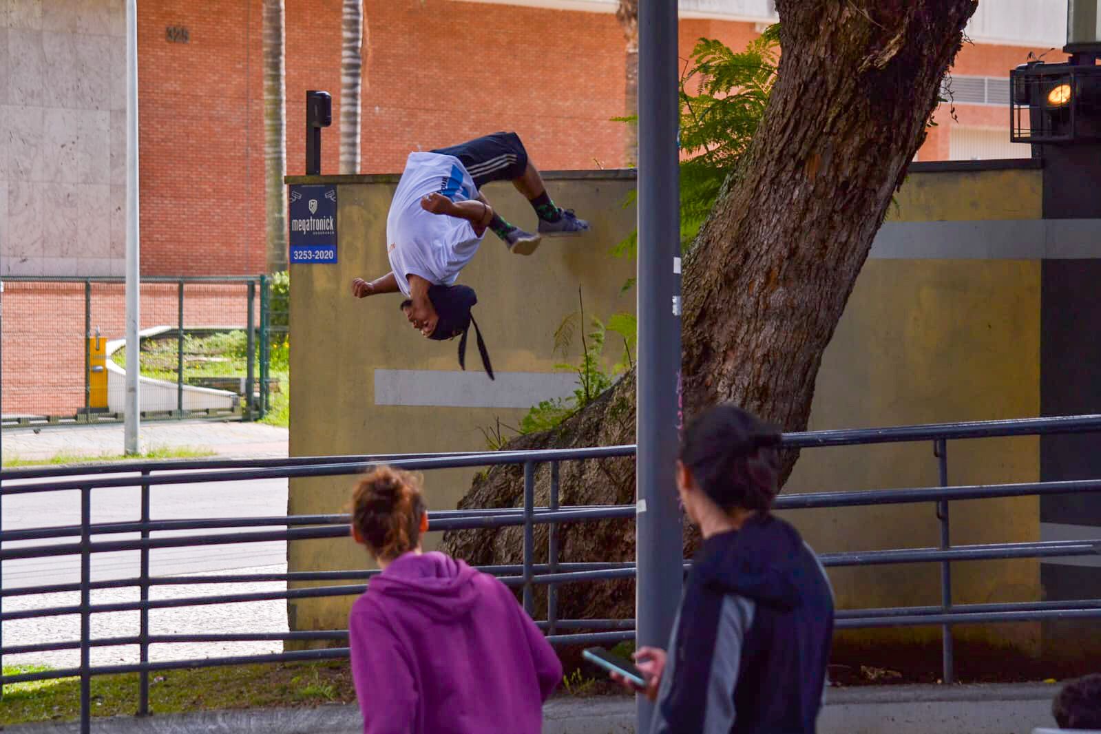 Praticantes de parkour buscam legitimação para esporte em Curitiba