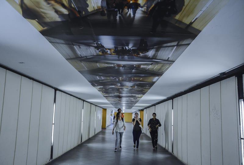 Túneis de terminais de Curitiba são transformados em galeria de arte