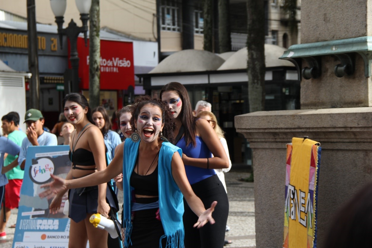 Peça Guerra ou Sexo anima praça Osório em Curitiba