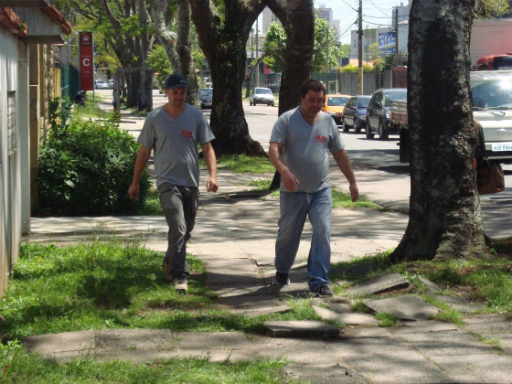 Calçadas prejudicam locomoção em Curitiba