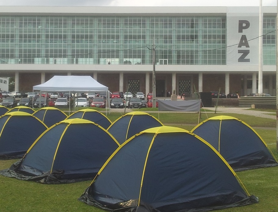 Agentes penitenciários estão acampados em frente do Palácio Iguaçu