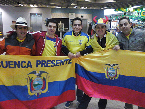 Torcedores de Honduras e Equador recepcionam a chegada de suas seleções em Curitiba
