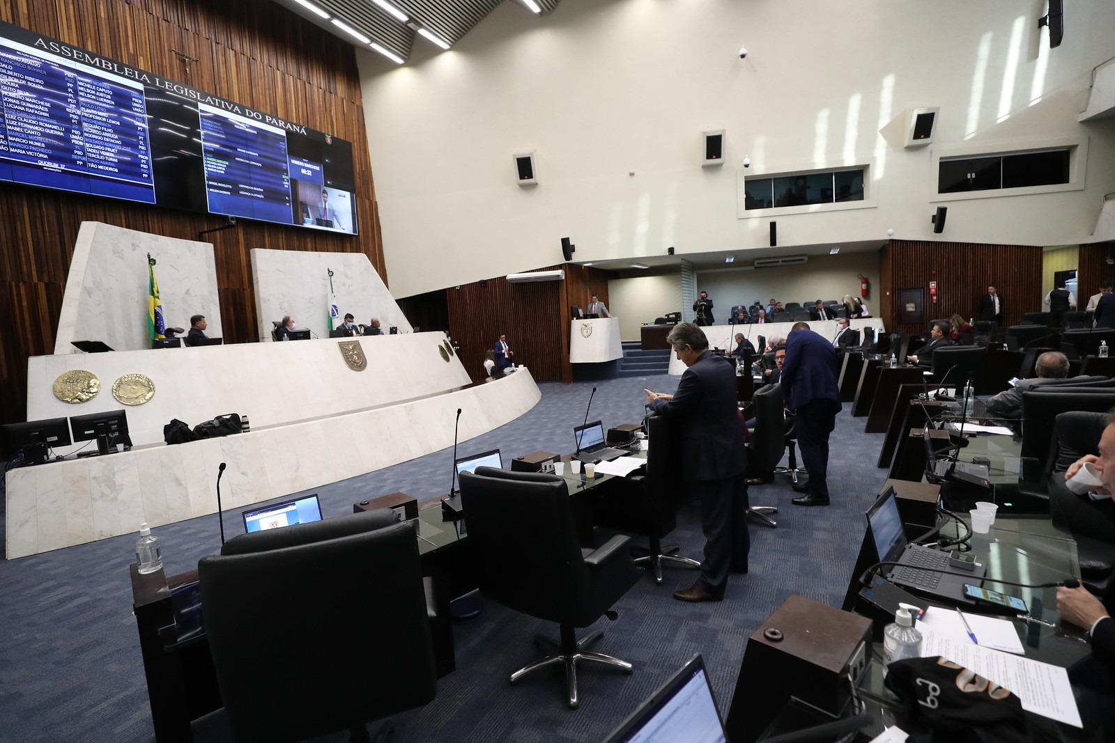 29 deputados estaduais se reelegem no Paraná