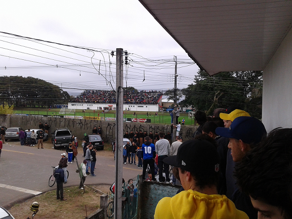 Torcida improvisa lugares para ver treino aberto da Espanha