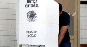 Maioria dos candidatos ao governo do Paraná votou pela manhã