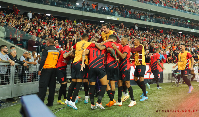 Athletico Paranaense vence Atlético Mineiro e se mantém na liderança provisória do grupo G da Libertadores