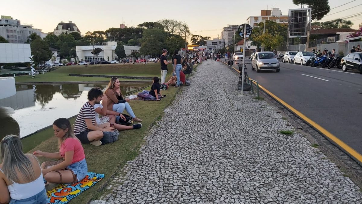 Em meio à pandemia, pessoas voltam a se aglomerar em espaços públicos de Curitiba