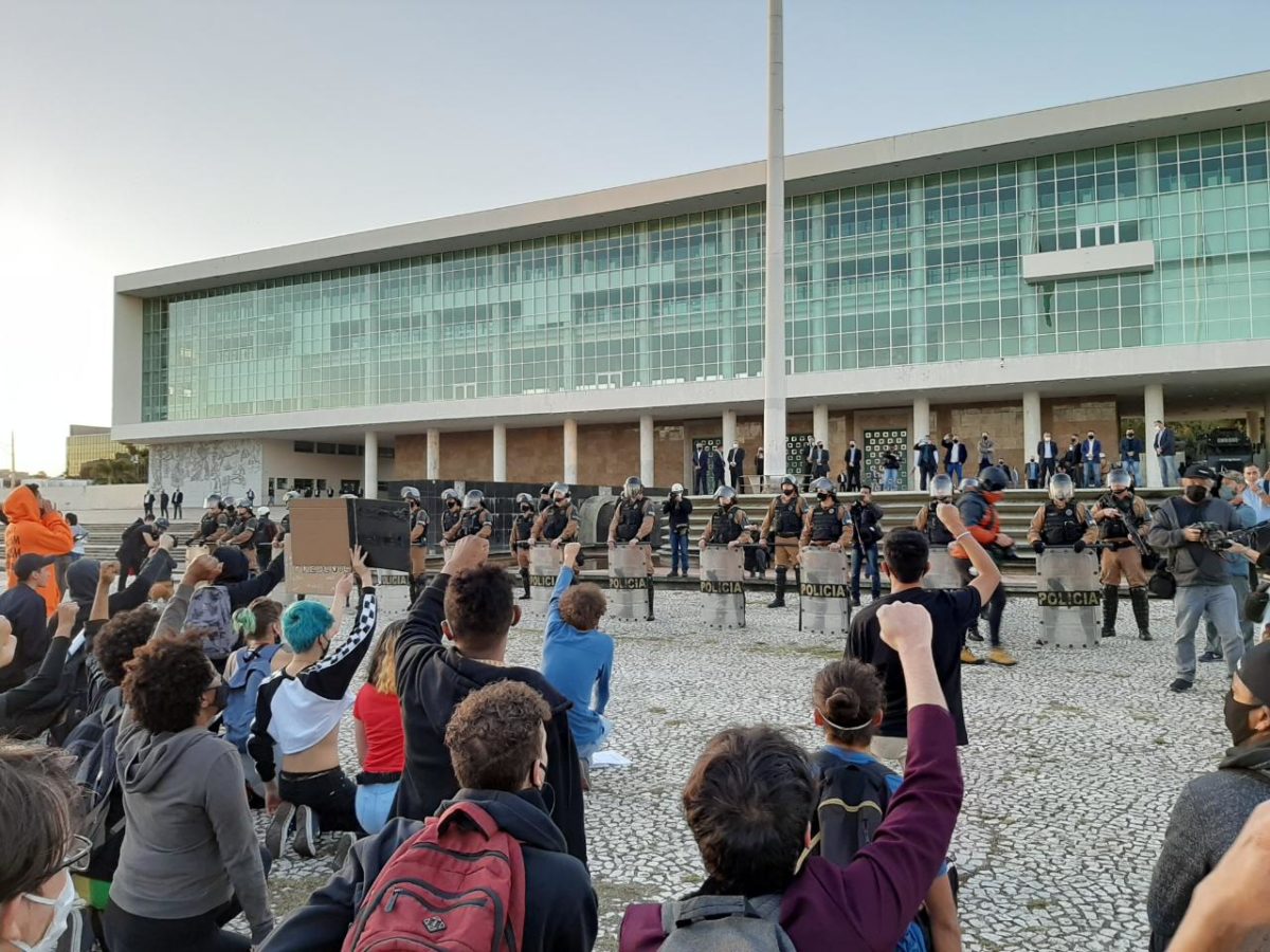 Manifestação antirracista e contra Bolsonaro reúne 500 pessoas em Curitiba