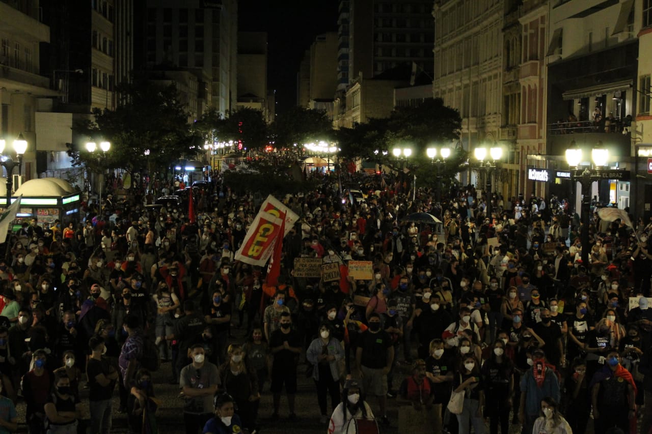 Ato contra Bolsonaro reúne cerca de 20 mil pessoas em Curitiba