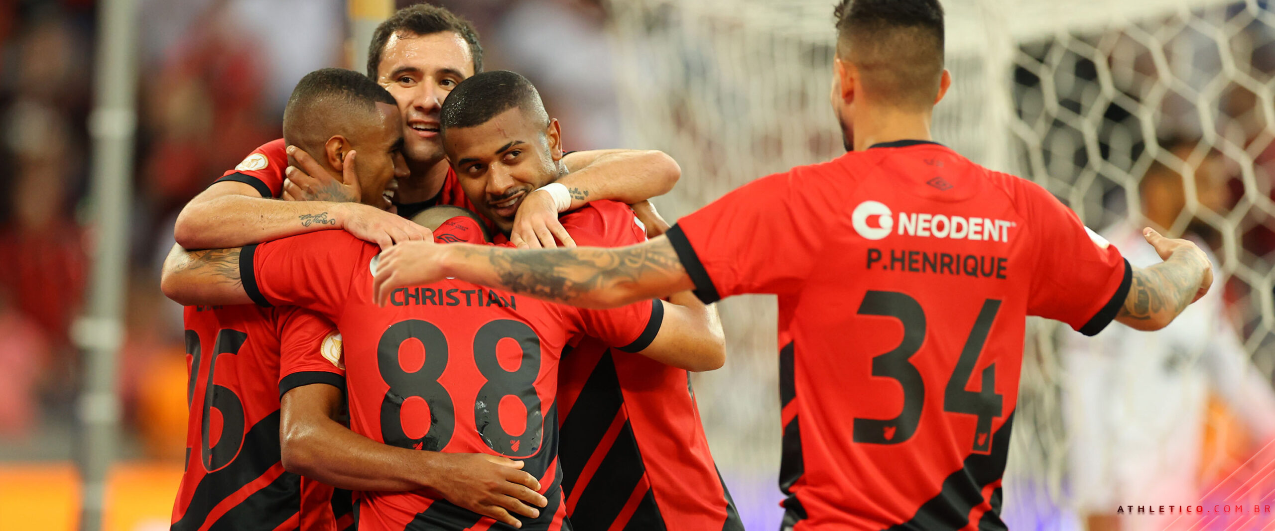 Torcedor do Athletico é flagrado em atos racistas contra torcida do Flamengo