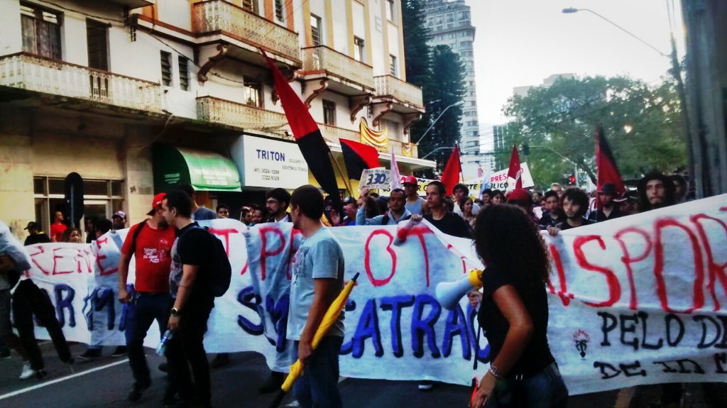 Manifestação em Curitiba reúne 350 pessoas