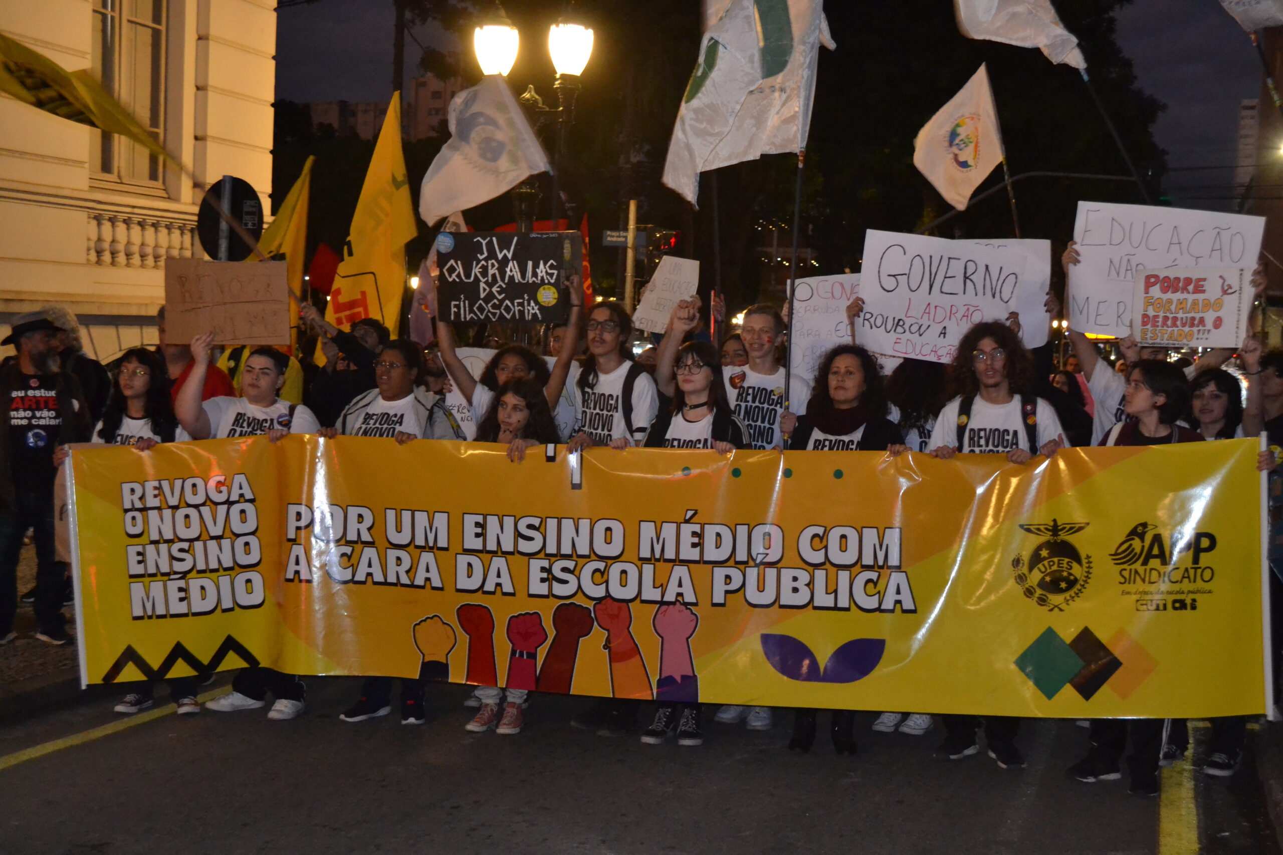 Estudantes de Curitiba participam de protesto nacional pelo fim do Novo Ensino Médio