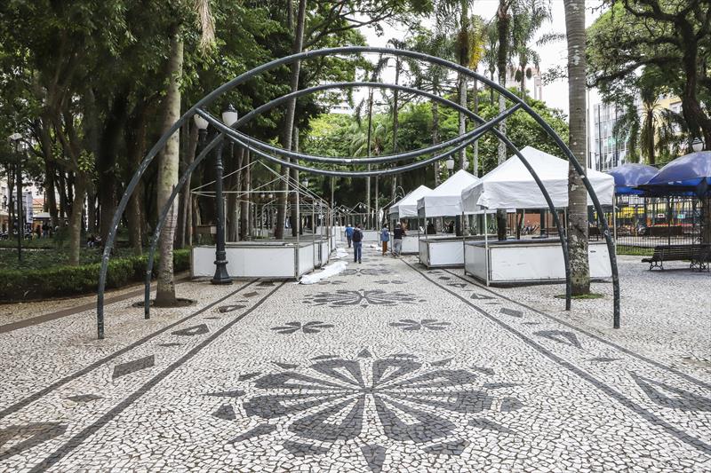 Com restrições devido à Covid-19, feiras de Natal começam a funcionar em Curitiba