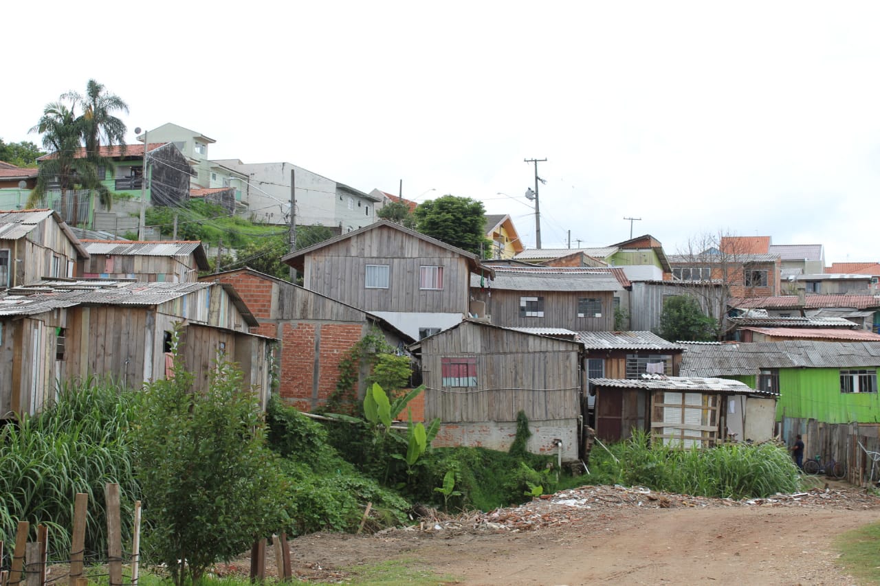 Moradores de ocupações irregulares sofrem com incertezas em Curitiba