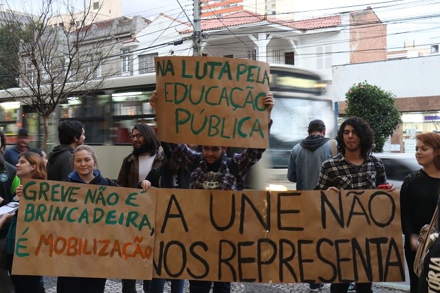 Corte de verbas preocupa estudantes da UFPR