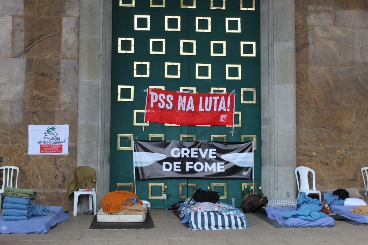 Professores do Paraná fazem greve de fome em Curitiba
