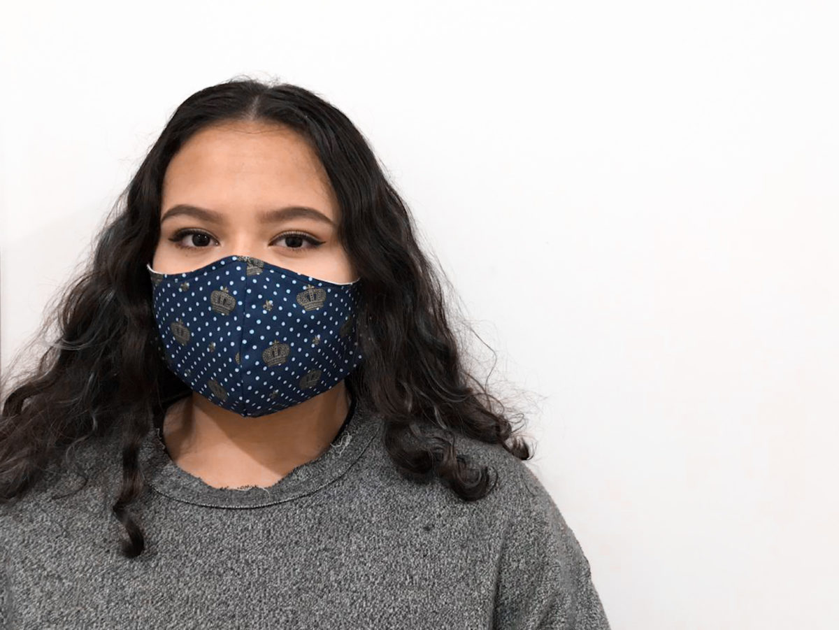Famílias ganham dinheiro extra com fabricação de máscaras de tecidos