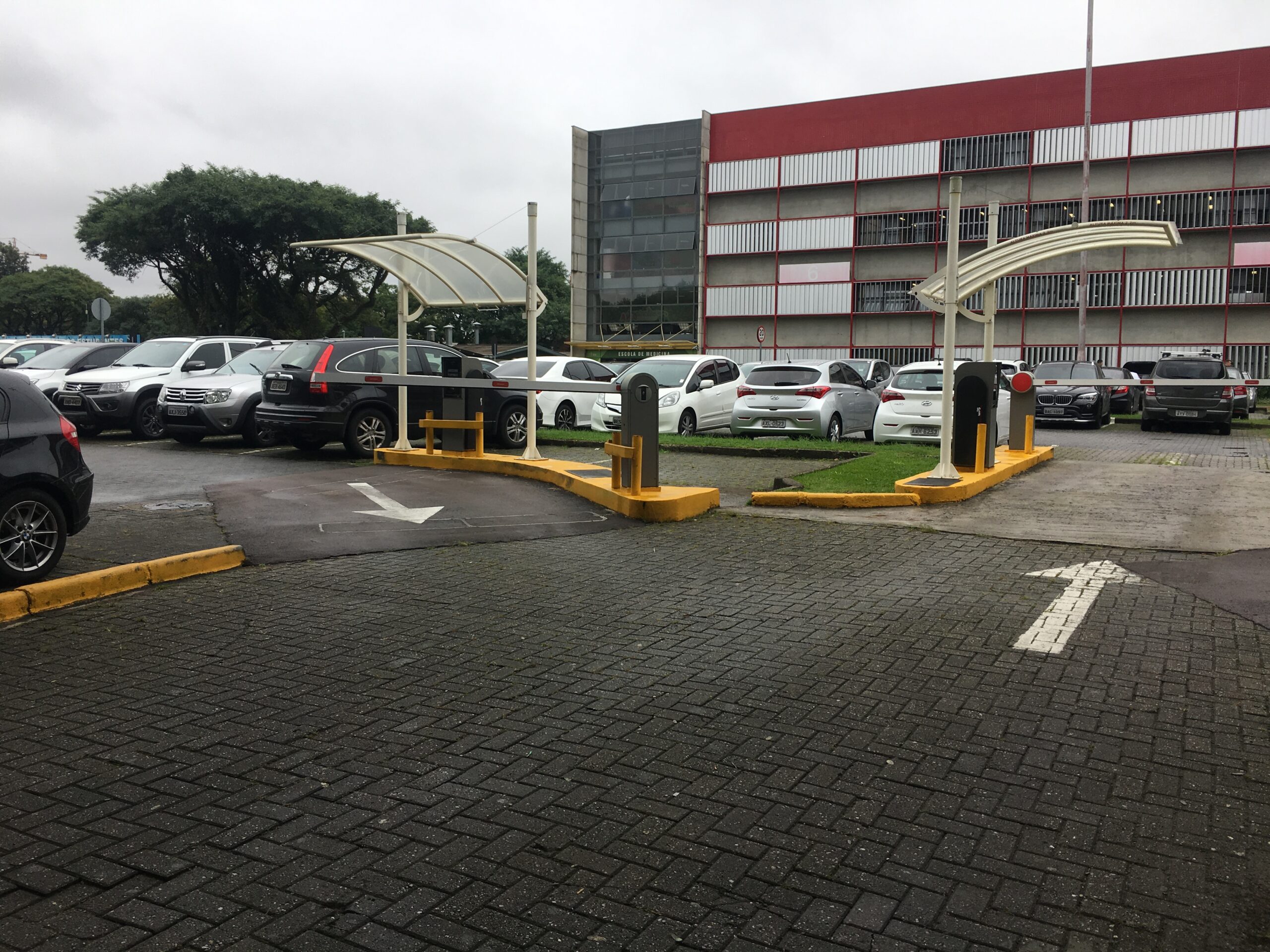 Projeto de lei proíbe cobrança de estacionamento para universitários