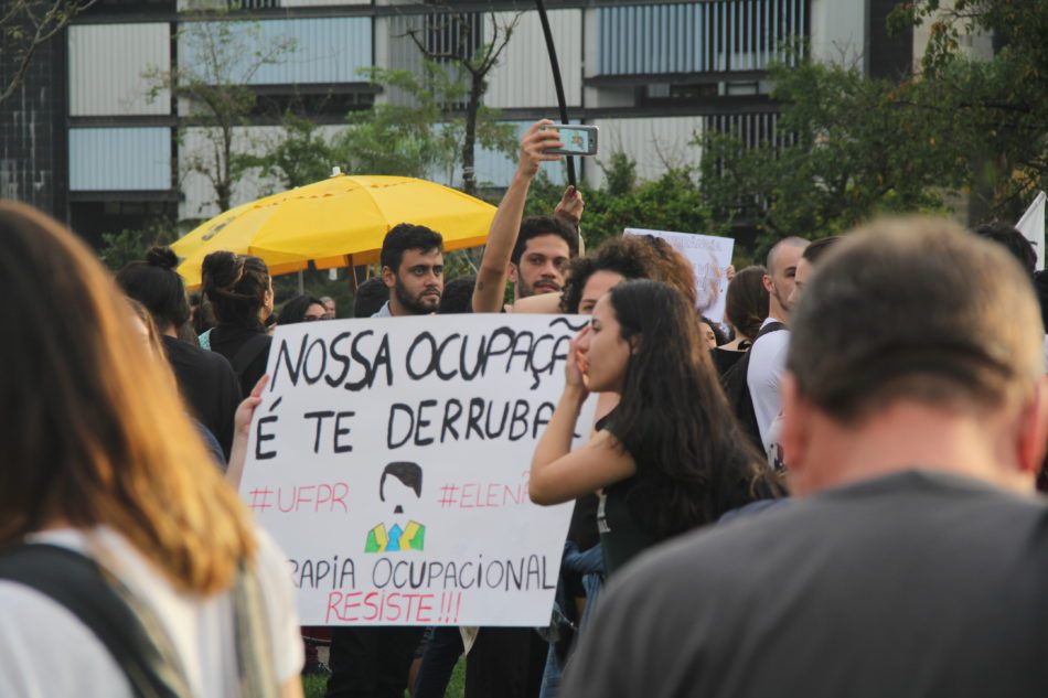 Visita de Jair Bolsonaro a Curitiba é marcada por protestos