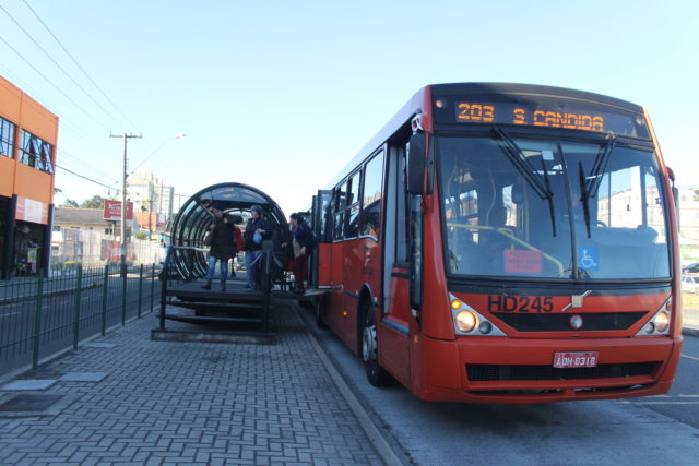 Quatro mil pessoas furam a catraca todos os dias em Curitiba