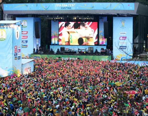 Fan Fest de Curitiba fica lotada com o terceiro jogo da seleção
