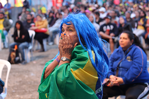 Torcedores acompanharam a melancólica despedida do Brasil