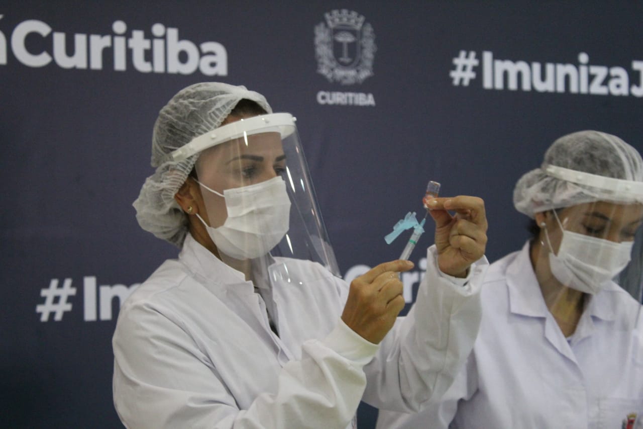 Curitiba retoma vacinação com primeira dose para pessoas de 66 e 65 anos