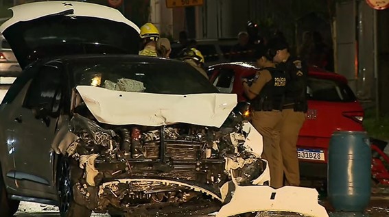Nesta quarta-feira (19), dois jovens morrem após acidente de carro em possível racha na cidade de Curitiba