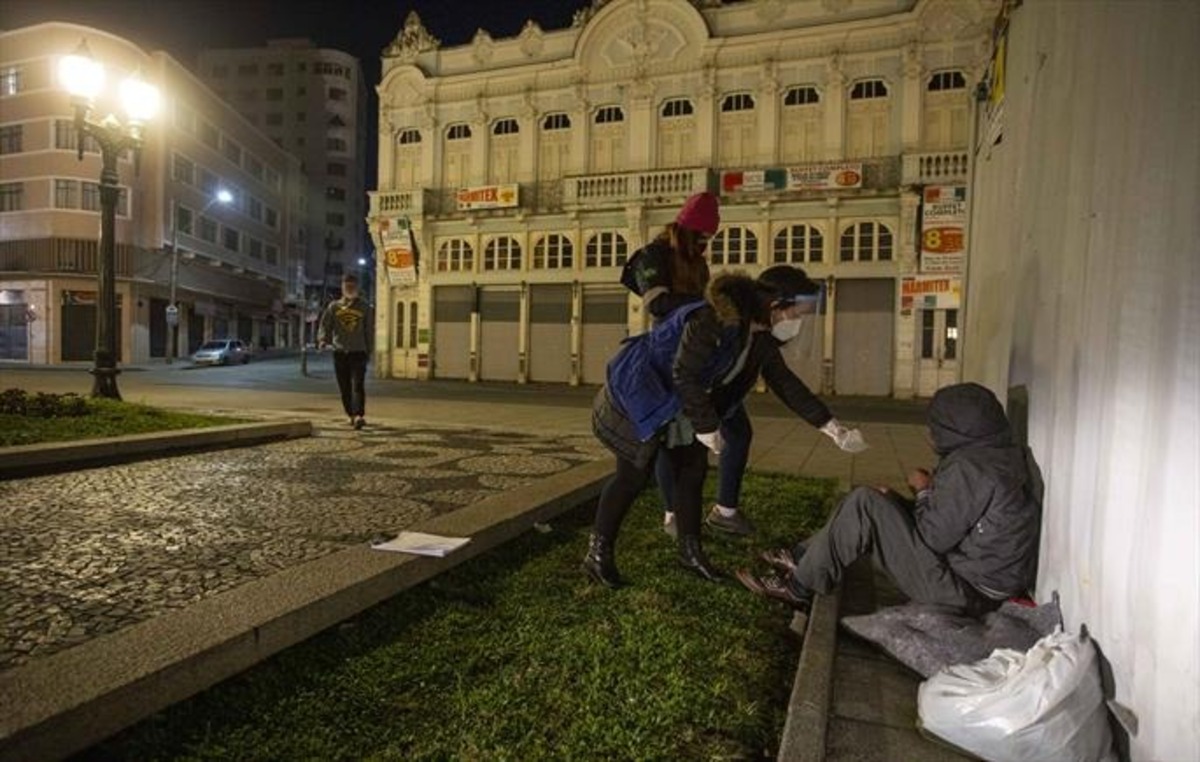 Pessoas em situação de rua sofrem com noite mais fria do ano em Curitiba
