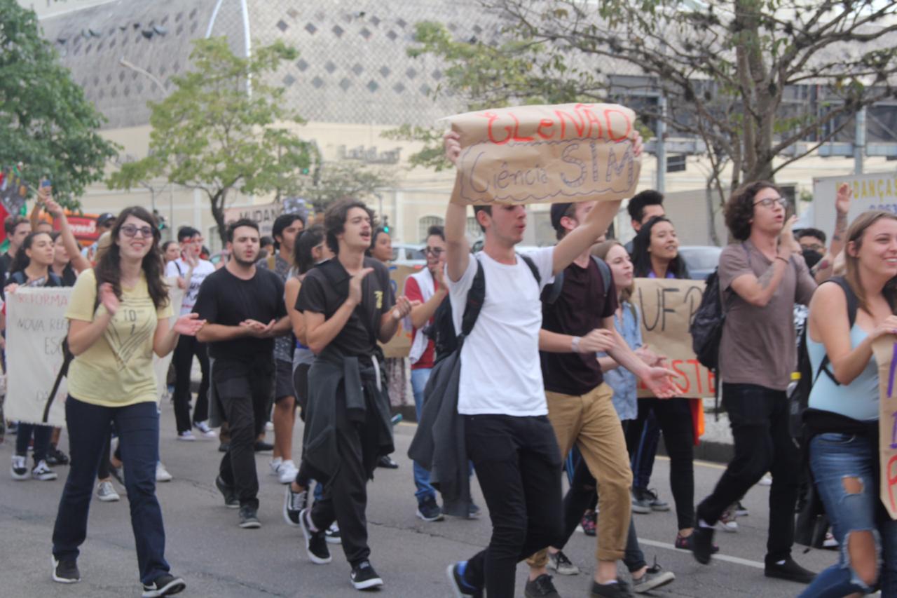 Comunidade acadêmica vai às ruas contra corte de verbas na UFPR