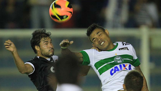 Coritiba perde e continua com o sinal de alerta ligado