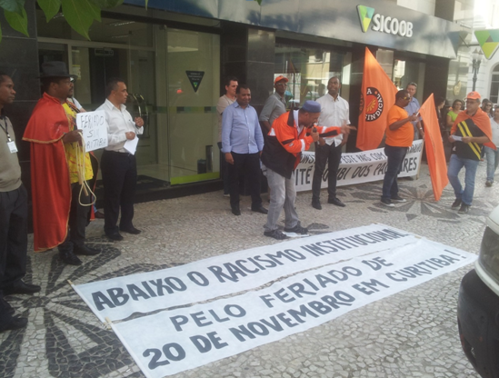 Manifestantes protestam a favor do feriado da Consciência Negra