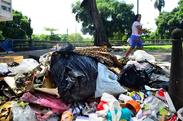 Lixo reciclável tem descarte irregular em Curitiba