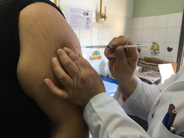 Grupos antivacinas crescem no Brasil e preocupam agentes de saúde