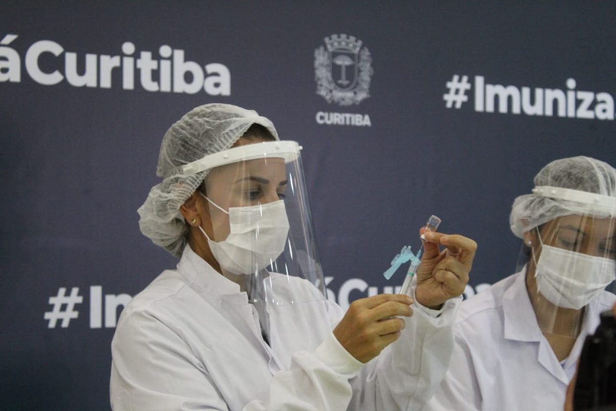 Profissionais que aplicam a vacina são os primeiros a receber doses da Coronavac em Curitiba