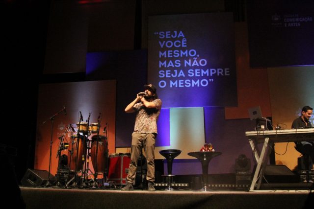 Veja como foi aula magna de Gabriel o Pensador na PUCPR