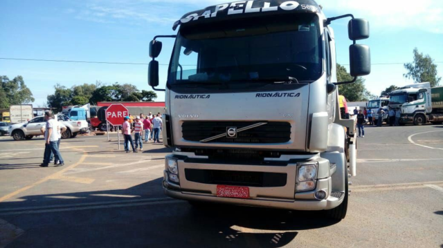 Caminhoneiros paralisam rodovias contra aumento nos preços do diesel