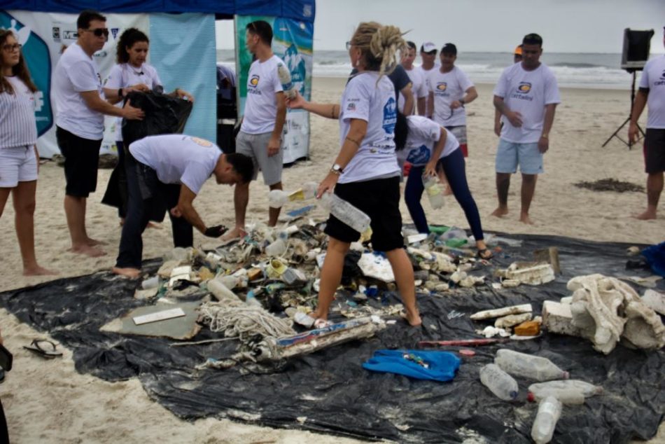 Limpeza das praias de Encantadas, na Ilha do Mel, é realizada durante campeonato de surf
