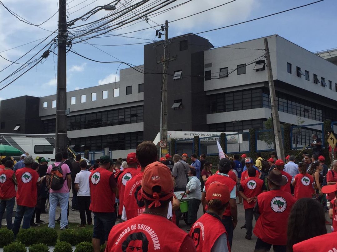 Lula é solto e apoiadores celebram em frente à PF de Curitiba