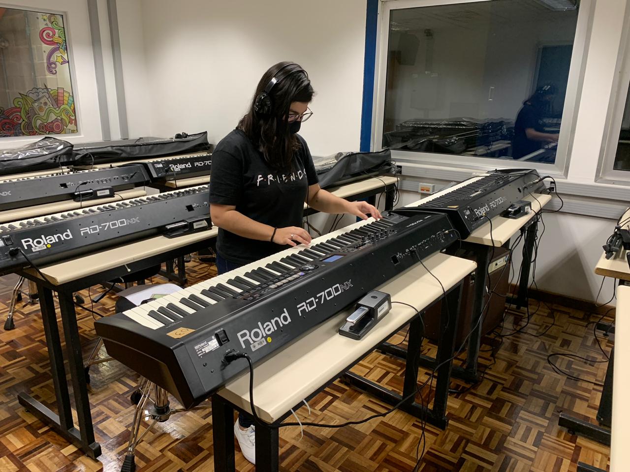 Curso de Música da PUCPR empresta equipamentos a alunos para aulas online