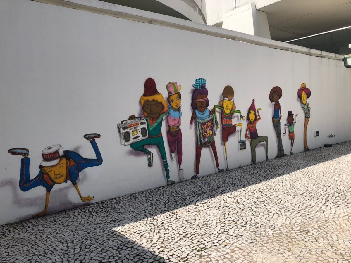 Grafite de OSGEMEOS no MON divide opiniões entre o público