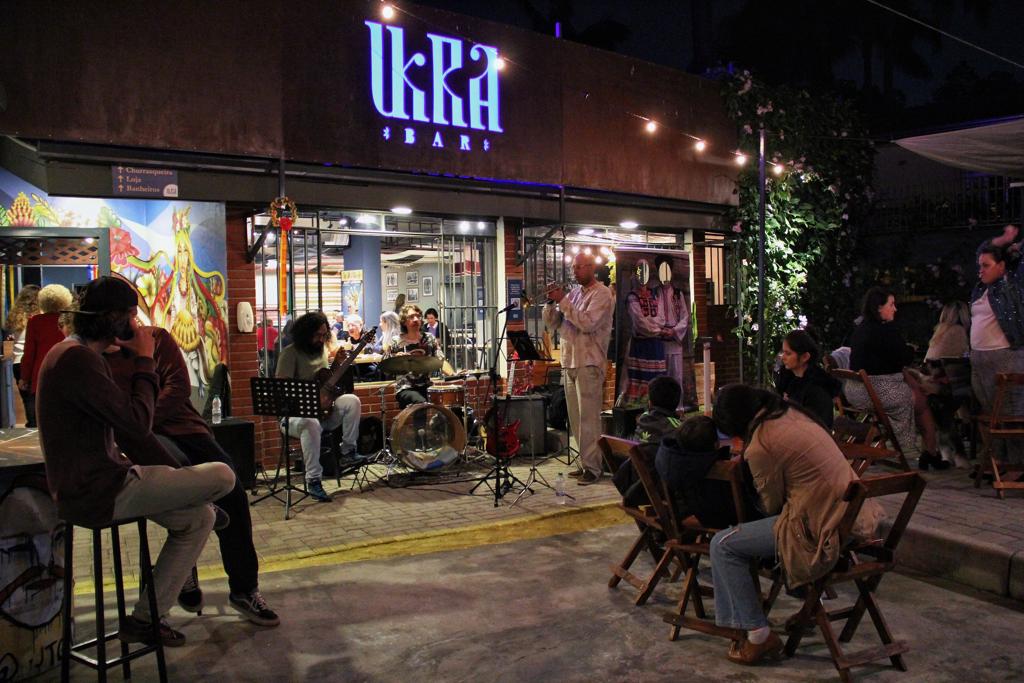 Bar de Curitiba doa parte dos lucros a refugiados da Ucrânia no Brasil
