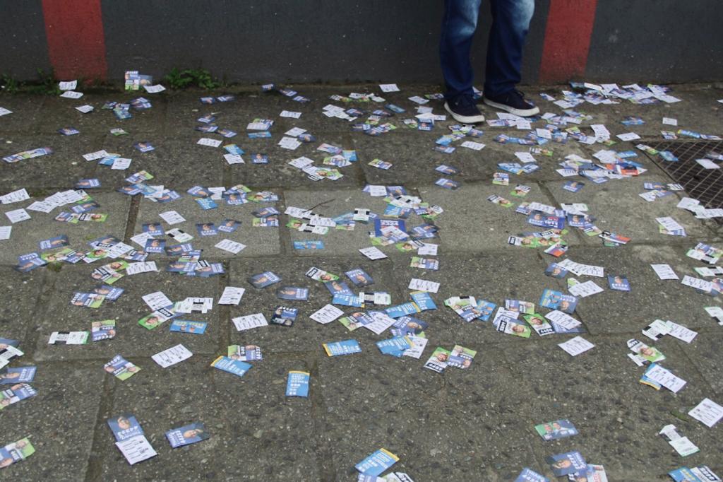 Divulgação de ‘santinhos’ é crime eleitoral e polui as ruas de Curitiba e RMC
