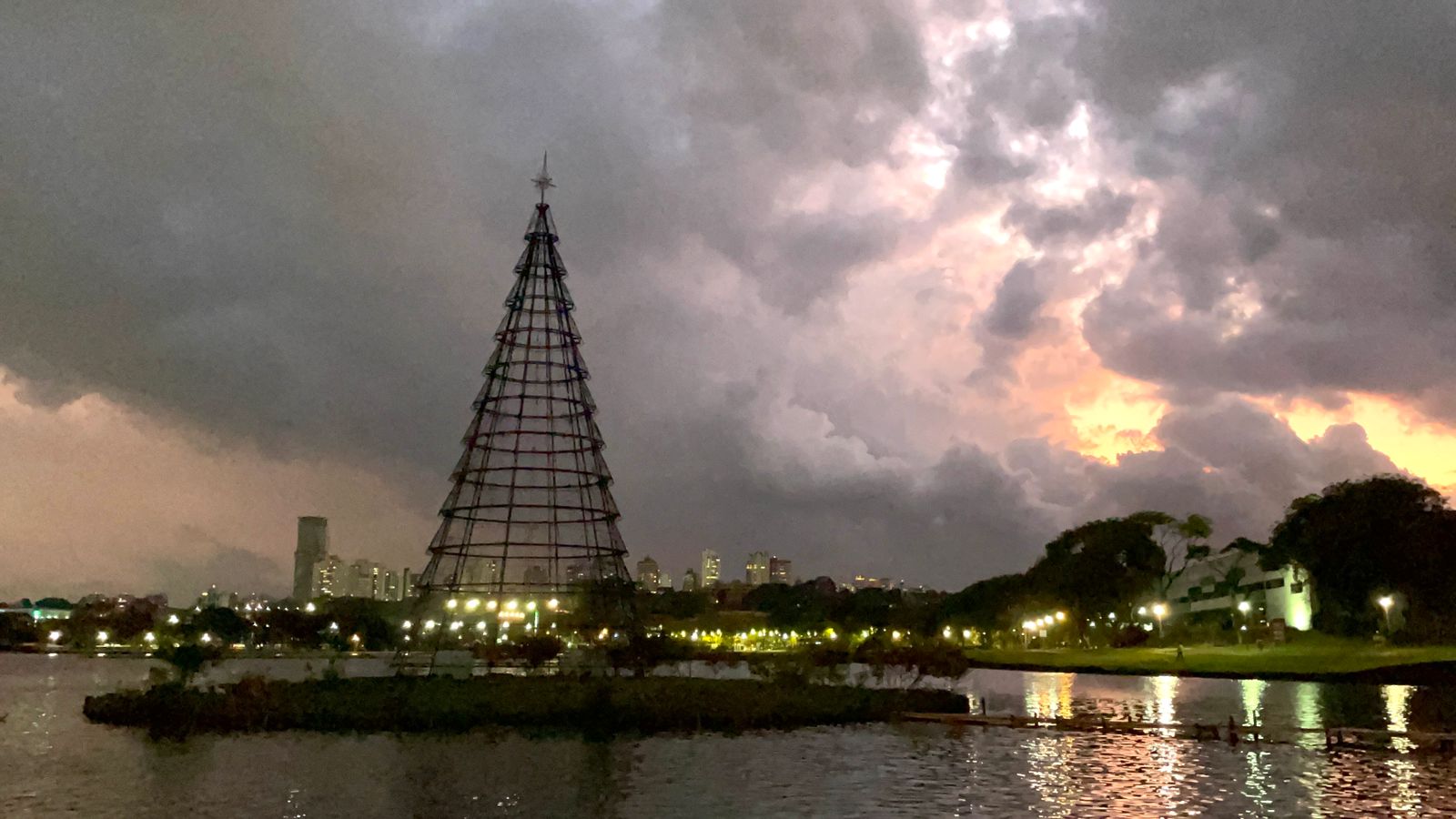 Curitiba retoma Natal presencial com feiras, coral infantil e rua iluminada