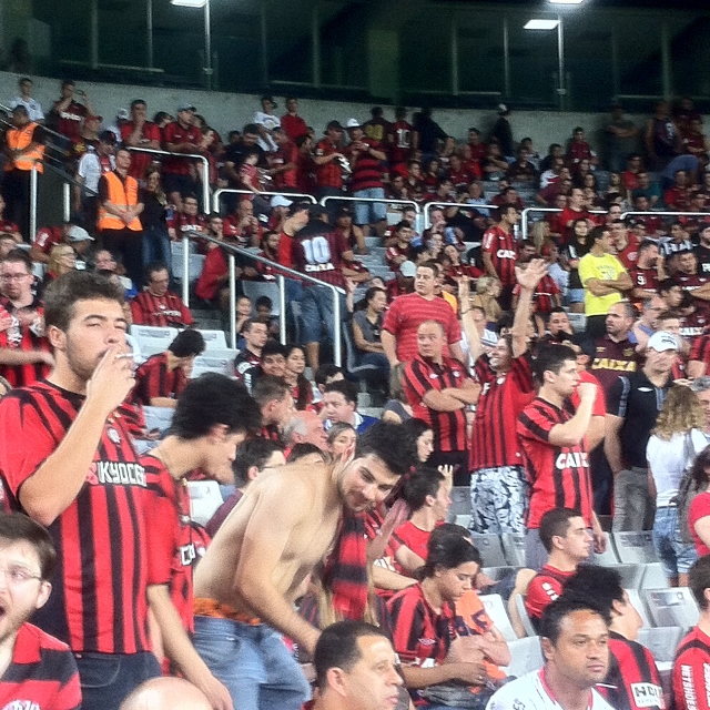 Lei Antifumo é desrespeitada na Arena da Baixada
