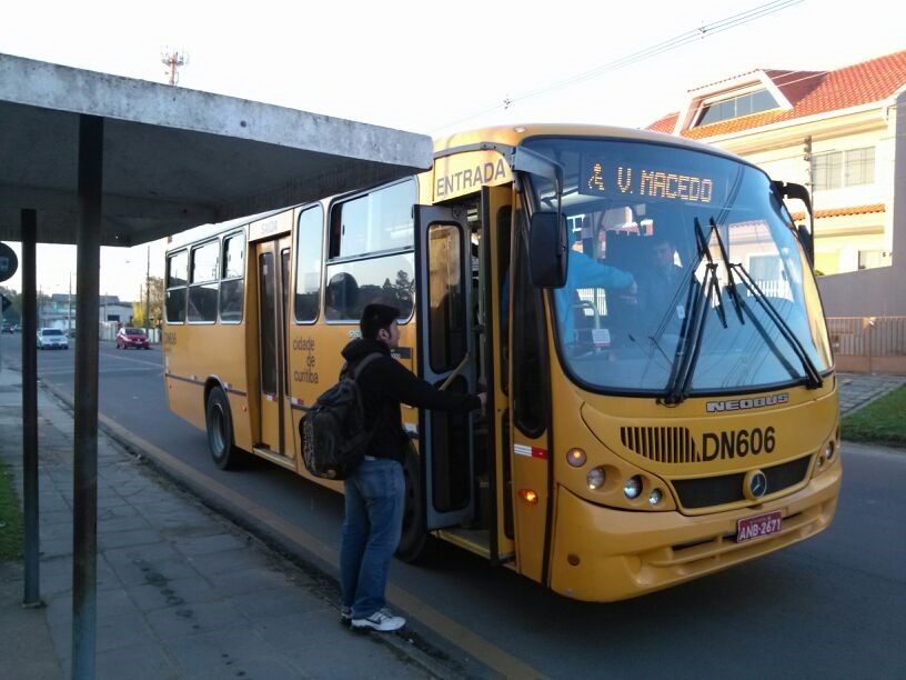 Com “Jeitinho Brasileiro”, Urbs cumpre lei proibitória da dupla função em ônibus