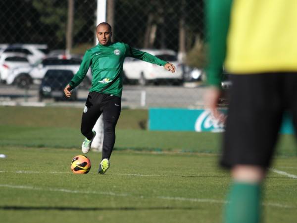 Completando 34 anos, Deivid começa a projetar final de carreira