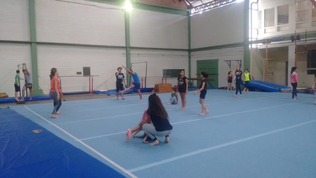 Projetos oferecem aulas gratuitas de ginástica artística para crianças