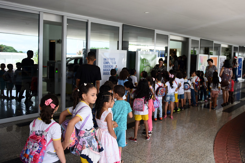 Dados mostram contraste entre investimento na Educação Brasileira e seus resultados