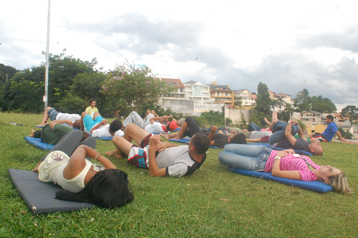 Aulas de ioga são oferecidas gratuitamente na praça Abílio de Abreu